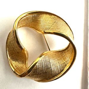 Vintage Signed Women’s Napier Goldtone Textured Ribbon Wreath Fashion Pin Brooch